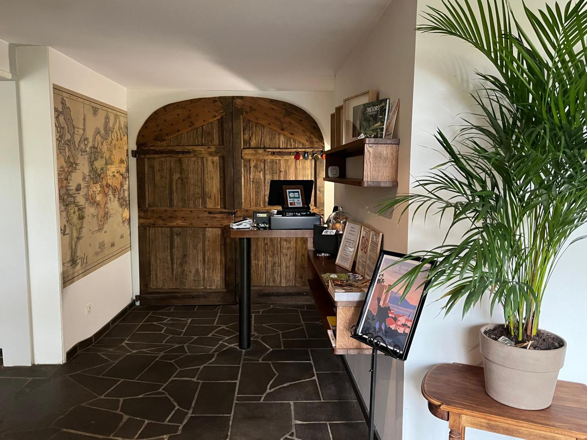 La Cour Carree Hotel Perrier Eksteriør billede
